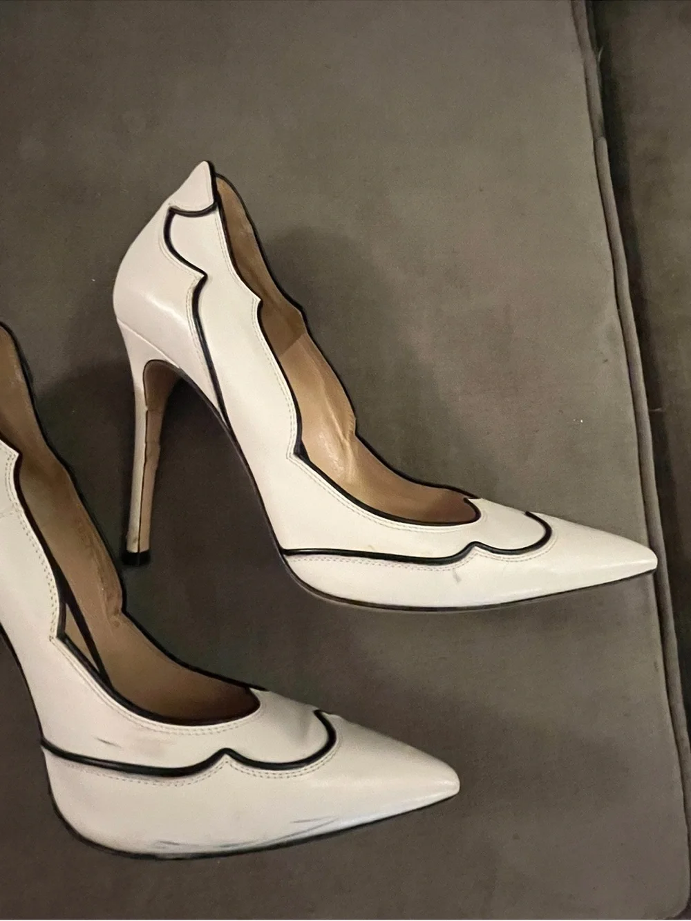 GIANVITO ROSSI Lucille White Scalloped Leather Pointed Toe Pumps Heels Size 38